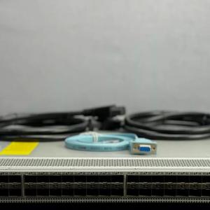 Alquiler Mensual deCisco Nexus N9K-C93180YC-FX 48-Puertos 10/25G SFP 6x 100G QSFP AFI 2 x 500W NXA-PAC-500W-PE 